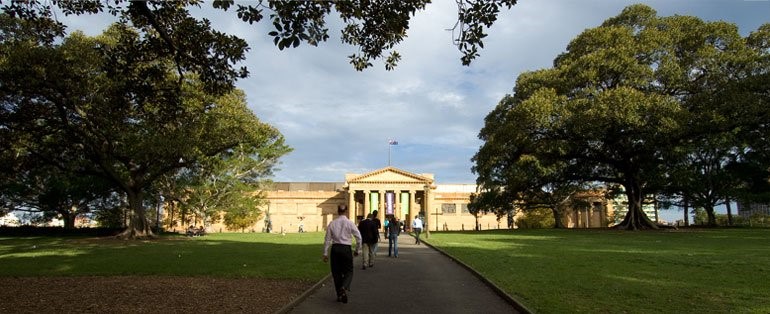 Approaching the Art Gallery of NSW from the Domain.jpg